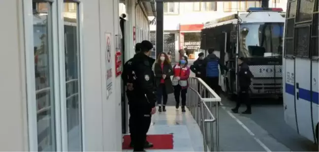 Son dakika haberi: Kadıköy'de gözaltına alınan şüpheliler sağlık kontrolünden geçirildi