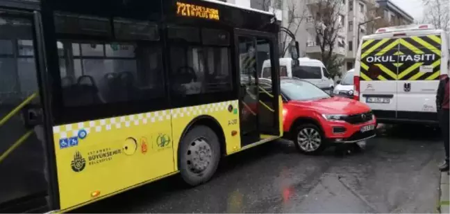 BAKIRKÖY'DE İETT OTOBÜSÜ ÇARPTIĞI OTOMOBİLİ ÖNÜNDE SÜRÜKLEDİ