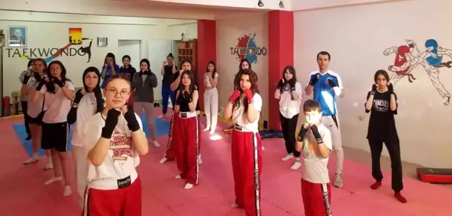 Çorum'un Sungurlu ilçesinde kızlar kick boks kursuna yoğun ilgi