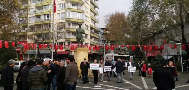 Ev sahibi olmak isterken dolandırıldıklarını iddia eden vatandaşlardan pankartlı eylem