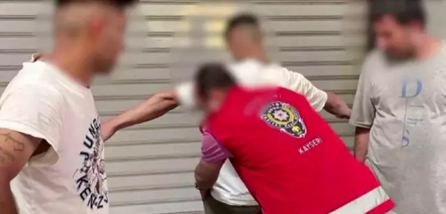 Kayseri'de Asayiş Şube Müdürlüğü Güven Timleri Büro Amirliği'nden Son 1 Haftada Yapılan Çalışmalarda 2 Bin 264 Şahıs ve 303 Araç Sorgulandı