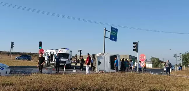 Kırmızı Işık İhlali Yapan Araç, Servis Midibüsüne Çarptı: 11 Yaralı