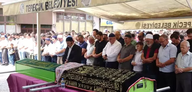 Kütahya'da trafik kazasında hayatını kaybeden genç çift toprağa verildi