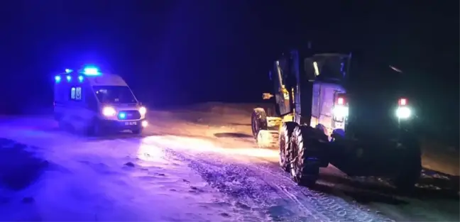 Erzurum'da kar nedeniyle yolda kalan ambulansları belediye ekipleri kurtardı
