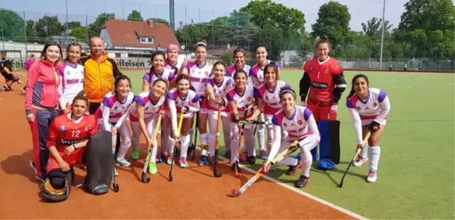 Hokeyin Sultanları Avrupa'da Galibiyetle Başladı