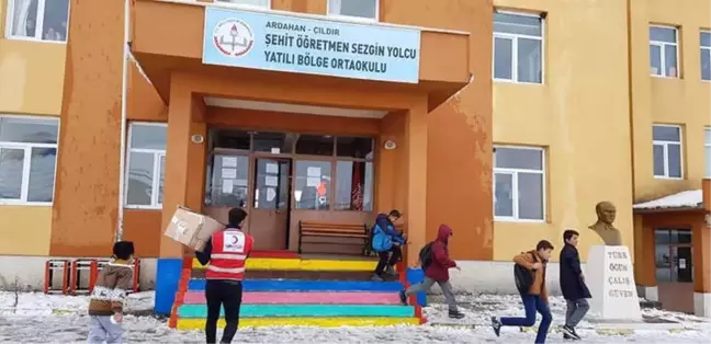 Kızılay'dan İhtiyaç Sahibi Öğrencilere Kışlık Bot