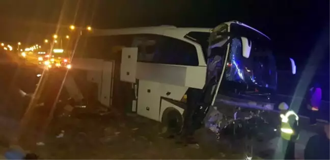 Niğde'de Otobüs Refüje Çarptı: 20 Yaralı