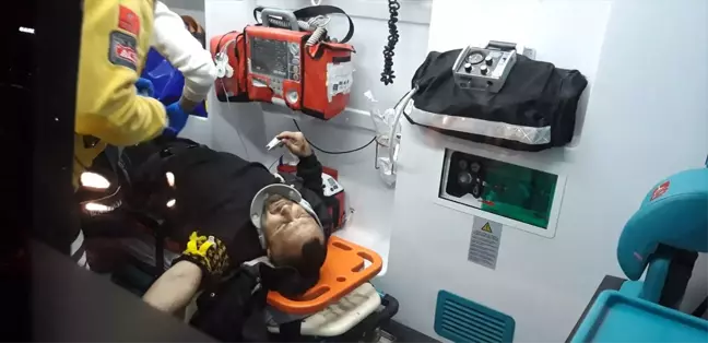 Otomobil Kazazedelere Çarptı: 3 Yaralı
