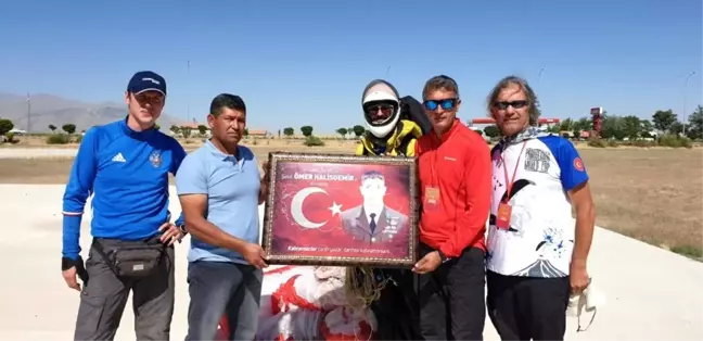 Hasan Dağ'ından uçan paraşütçüler Ömer Halisdemir'in mezarını ziyaret etti