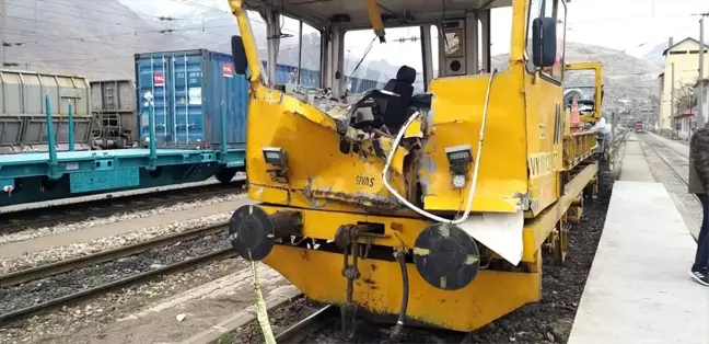 Sivas'ta demir yolunda iş makinesiyle mobil araç çarpıştı: 1 ölü, 7 yaralı