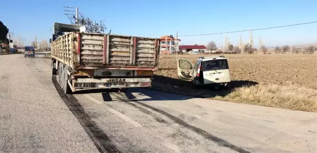Şuhut'ta otomobil ile kamyon çarpıştı: 1 yaralı