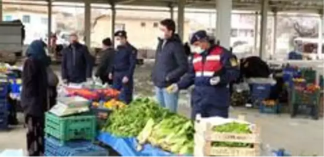Jandarma pazar esnafı ve vatandaşlara sosyal mesafenin önemini anlattı