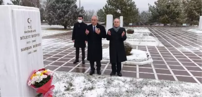 Rahşan Ecevit, mezarı başında anıldı