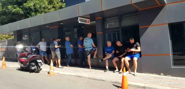 Feyenoord Taraftarları Szymanski'ye Destek İçin Kuyrukta Bekledi