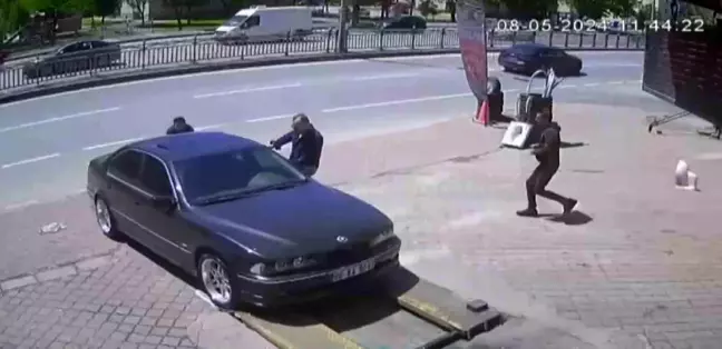 Kayseri'de Araba Nazara Geldi: Araç Liftten Kayarak Yola Çıktı