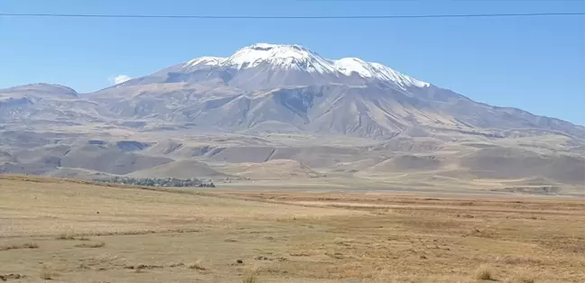 Süphan Dağı'nın Zirvesi Karlı Görünüme Büründü