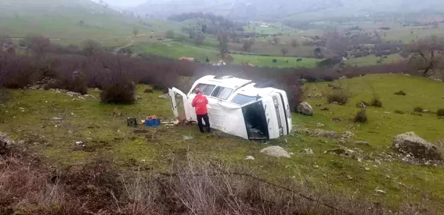 Balıkesir'de Panelvan Kaza Yaptı, Sürücü Yaralandı