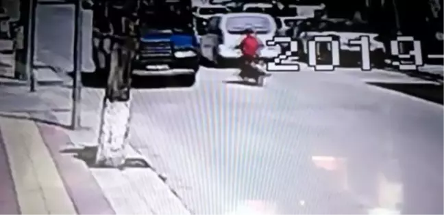 Otomobil ile Motosikletin Çarpıştığı Kaza Kamerada