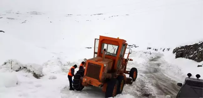 Uludere-Uzungeçit yoluna çığ düştü