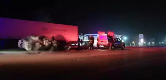 Son dakika! ÇANAKKALE'DE AKARYAKIT İSTASYONUNDAN ÇIKAN TIR'A OTOMOBİL ÇARPTI: 5 ÖLÜ