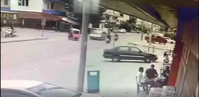 Gazipaşa'da Trafik Kazası: Elektrikli Motosiklet ile Hafif Ticari Araç Çarpıştı