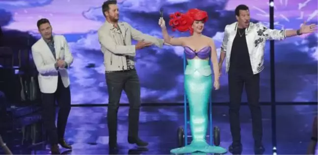 Katy Perry... CANLI YAYINDA YERE DÜŞTÜ!
