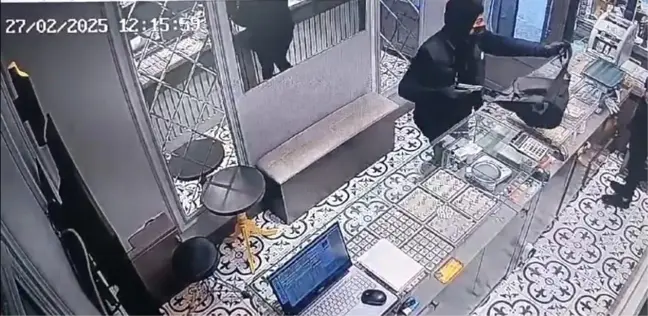Balıkesir'de Kuyumcuya Silahlı Soygun Girişimi: Şüpheli Yakalandı