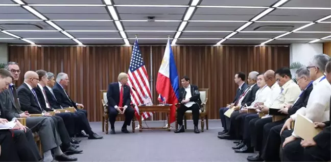 Duterte, Asean Zirvesi'nde Trump ile Görüştü