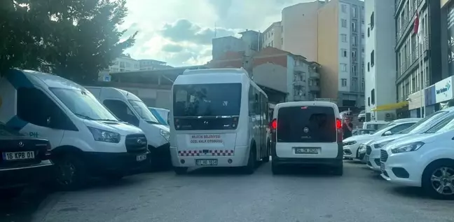 Bilecik'te dar sokaklarda ikinci sıra park yapan araçlar trafiği zora sokuyor