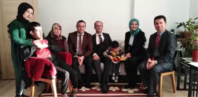 Evde eğitim gören engelli kardeşlerin karne heyecanı
