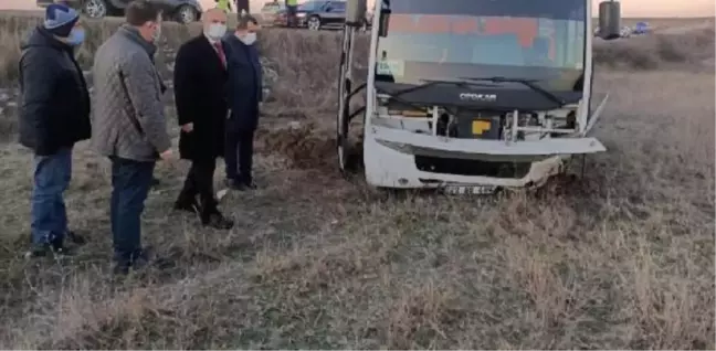 Edirne'de memurların servis midibüsü, tarlaya devrildi: 8 yaralı