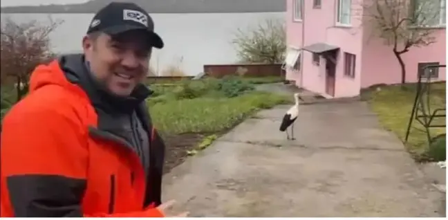 Ata Demirer... YAREN LEYLEĞİ ELLERİYLE BESLEDİ!