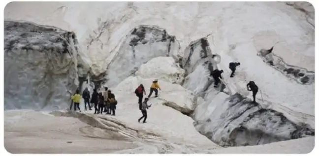 Hakkari'de buzul kırılması sonucu 4 kişi düştü
