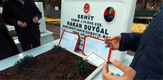 Şehit Duyğal'ın Oğulları Karnelerini Alıp Şehitliğe Koştu