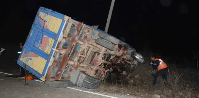Elektrik Direğine Çarpan Kamyon Kanala Devrildi