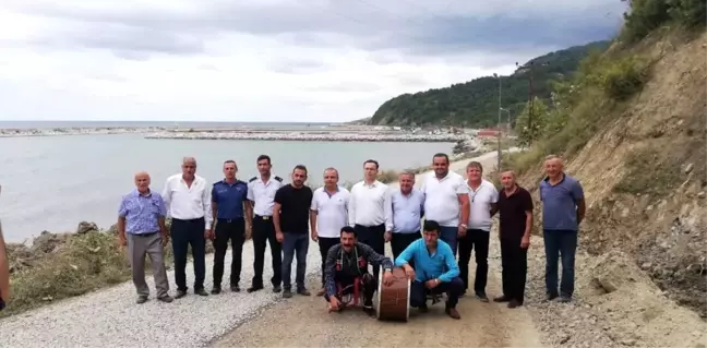 Davul-zurnalı yol asfaltlama çalışması