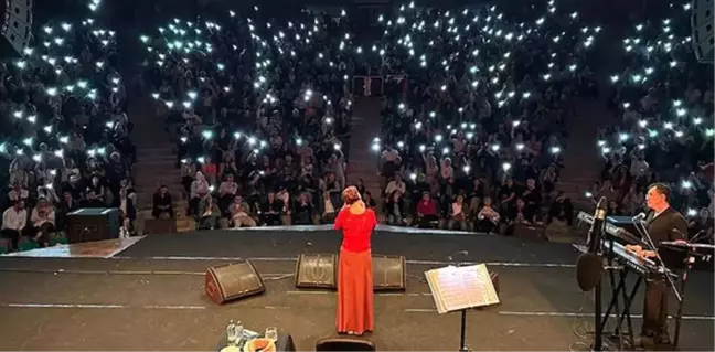 Nazan Öncel Adana Konserinde Ayakta Alkışlandı