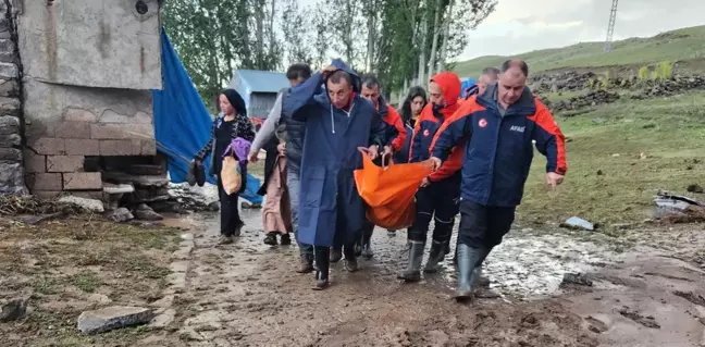 Erzurum'da Sel Felaketi: Köprü Yıkıldı, Araçlar Sulara Kapıldı