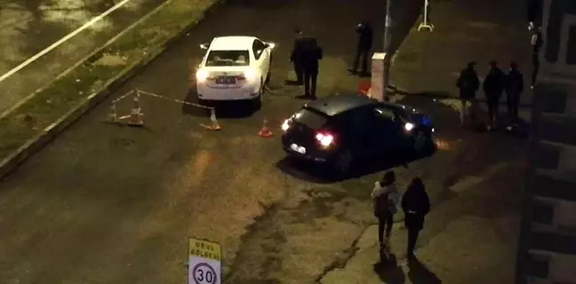 Otomobilin tekeri rögar kapağının içine düştü