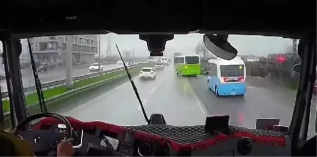 Minibüs, TIR'ı Tehlikeli Hareketlerle Durdurmaya Çalıştı