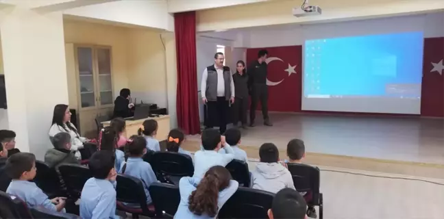 Hanönü İlçesinde Orman İşletme Müdürlüğü, İlkokul Öğrencilerine Fidan Dağıttı