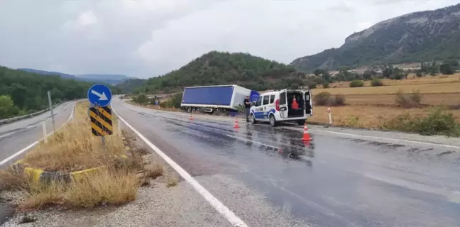 Kastamonu'nun Hanönü ilçesinde tır şarampole devrildi