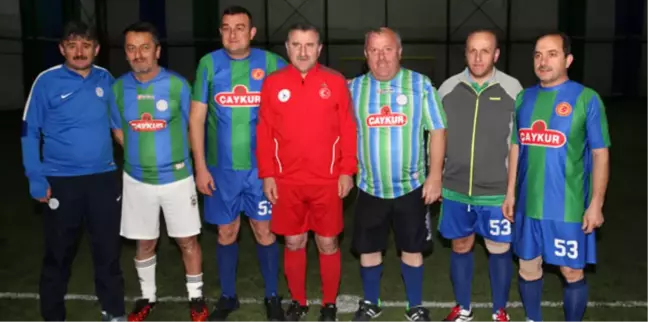 Bakan Bak, Halı Sahada Futbol Oynadı, 2 Gol Attı!