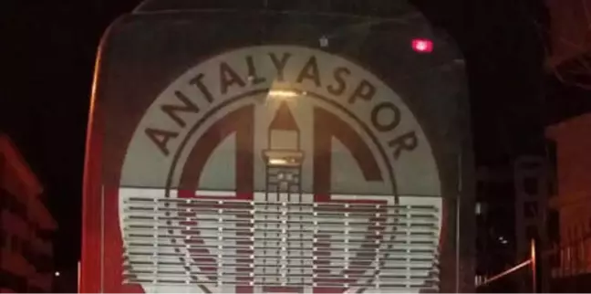 Antalyaspor Hentbol Takımı'nın Otobüsüne Taşlı Saldırı