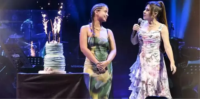 Nilüfer, kızı Ayşe Nazlı'nın doğum gününü sahnede kutladı