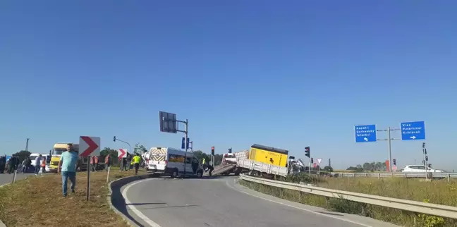 Tekirdağ'da Kamyonet Minibüs ve Midibüse Çarptı: 17 Yaralı