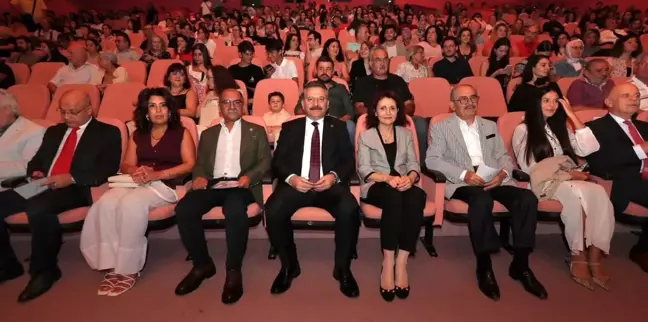 Eskişehir Valisi Hüseyin Aksoy ve eşi Hülya Aksoy, 'Bir Ulus Uyanıyor' adlı konsere katıldı