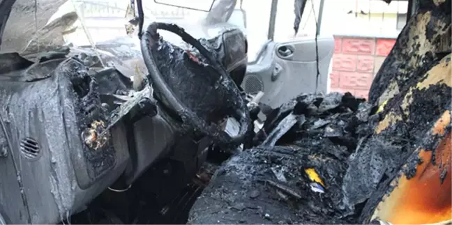 Manisa'da Seyir Halindeki Minibüs Yandı