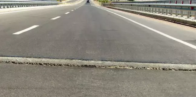 Karasu Köprüsündeki Çatlaklar Kazaya Davetiye Çıkarıyor