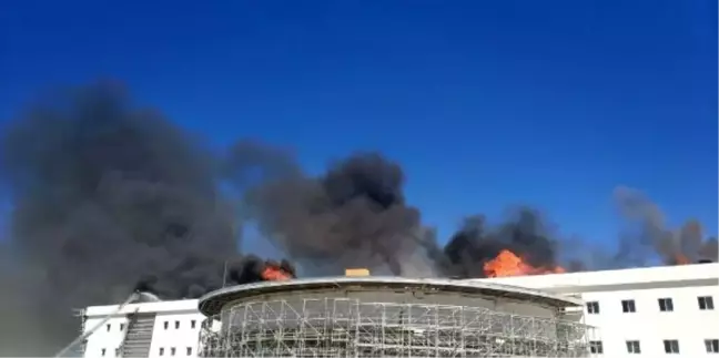 Kara Havacılık Okulu'nda inşaatı süren binada yangın